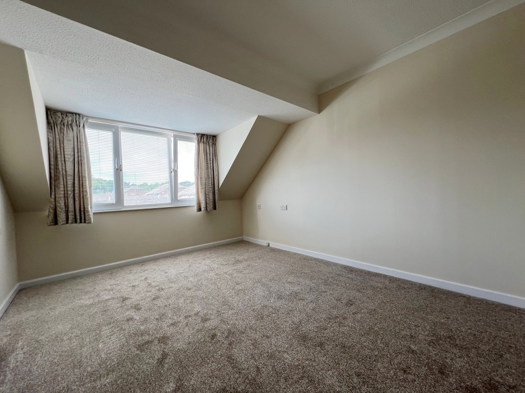Lot: 118 - RETIREMENT FLAT - reverse angle of the living room looking towards the window